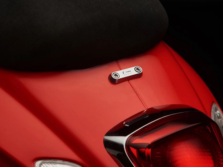 Filo di copertura RIZOMA maniglione passeggero per Vespa GTS/GTS Super/GTV/Primavera, argento