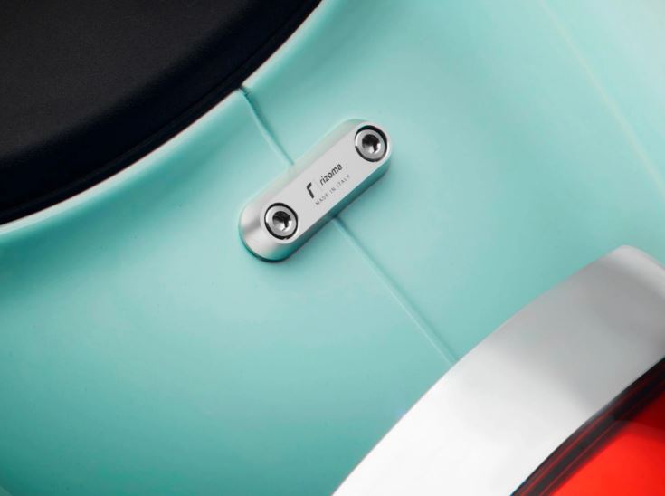 Filo di copertura RIZOMA maniglione passeggero per Vespa GTS/GTS Super/GTV/Primavera, argento