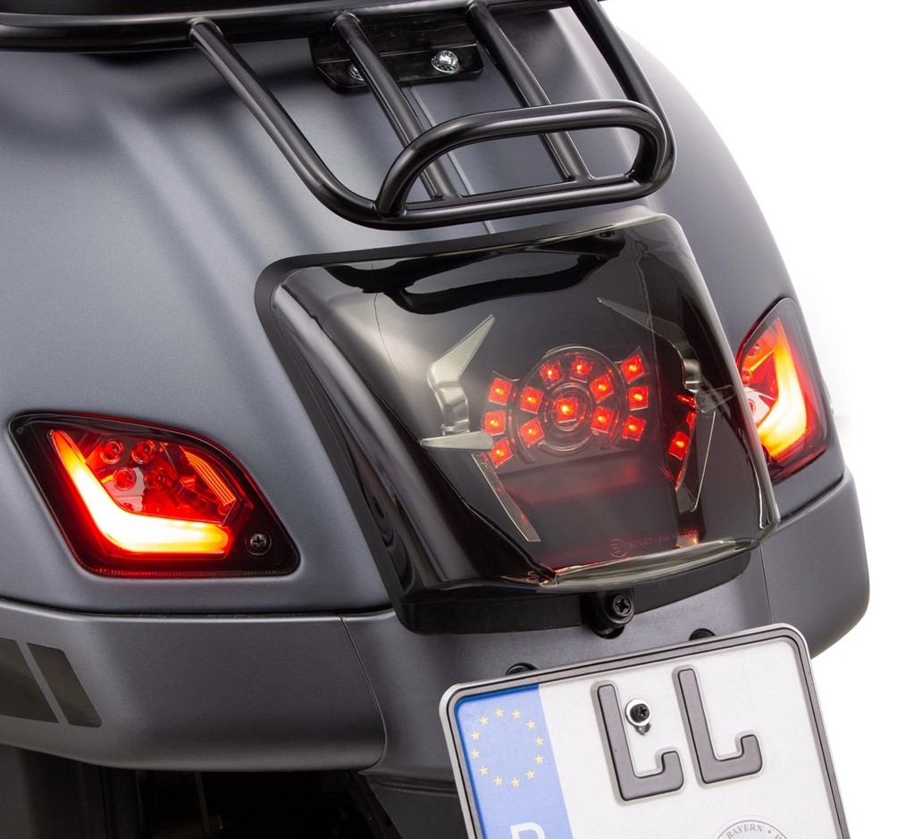 Kit indicatori di direzione posteriori destro/sinistro per Vespa GTS/GTS Super/GTV 125-300cc ('14-), oscurati