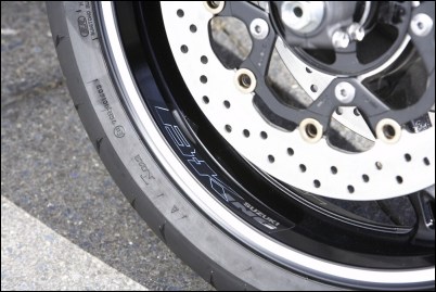 Adesivo cerchio ruota anteriore per Suzuki GSX1300 B-King BJ. 2008-2011