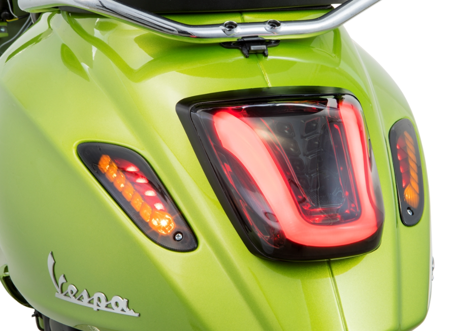 Fanale posteriore MK II colorato per Vespa Primavera/​Sprint 50-150ccm, bordo - nero lucido
