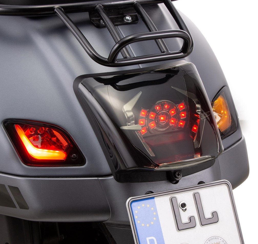 Kit indicatori di direzione posteriori destro/sinistro per Vespa GTS/GTS Super/GTV 125-300cc ('14-), oscurati