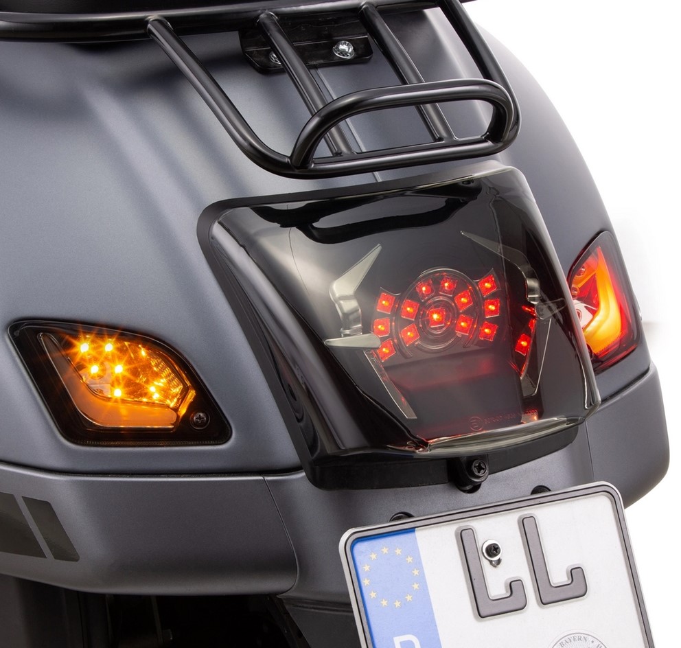 Kit indicatori di direzione posteriori destro/sinistro per Vespa GTS/GTS Super/GTV 125-300cc ('14-), oscurati