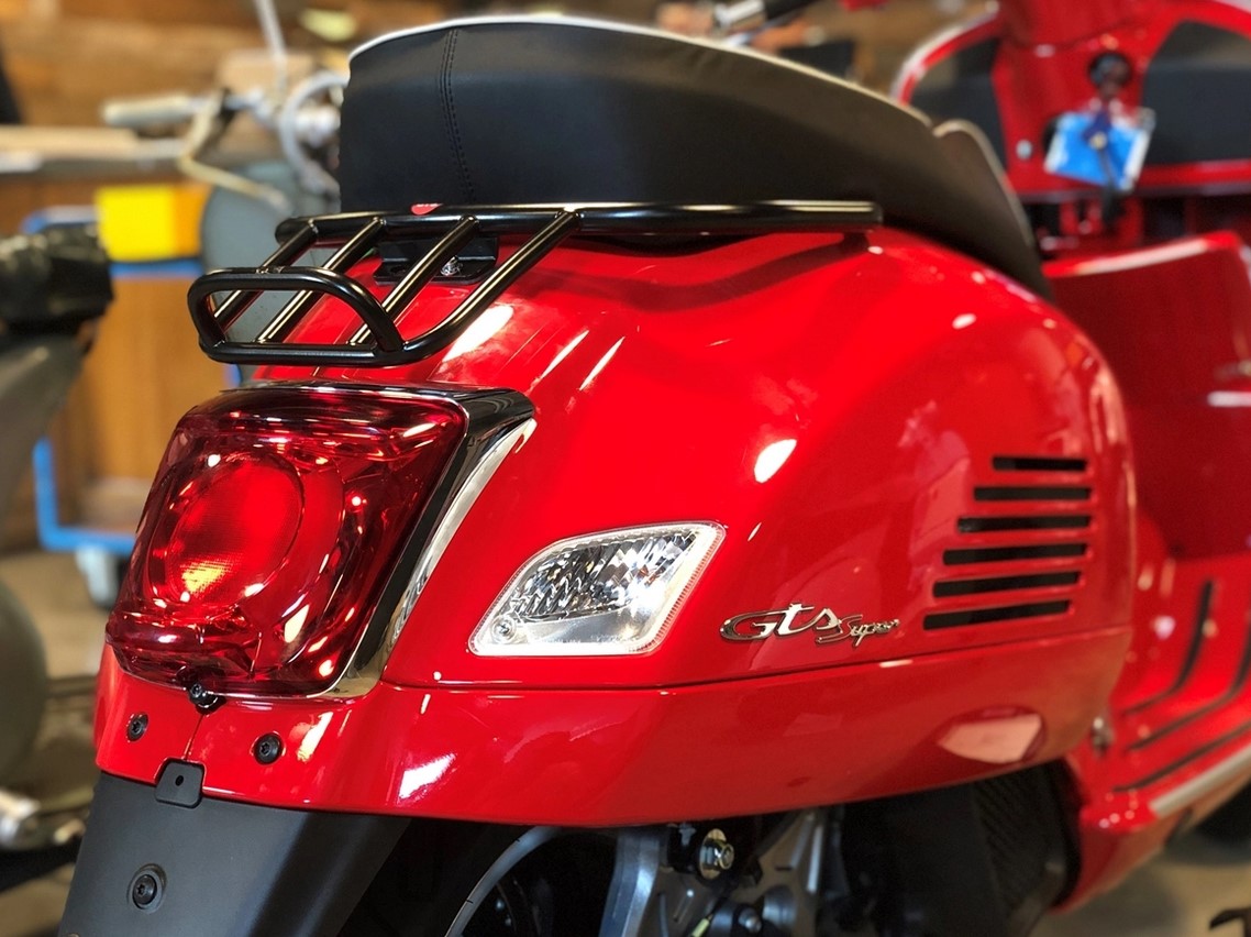 Portapacchi / maniglione passeggero posteriore 70s per Vespa GTS/GTV/GT 125-300ccm 4T LC, nero lucido