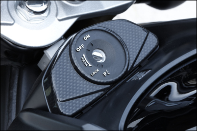 Coperchio blocchetto di accensione, carbon look per Suzuki GSR750 BJ. 2011-2016/ GSR600 BJ. 2006-2011