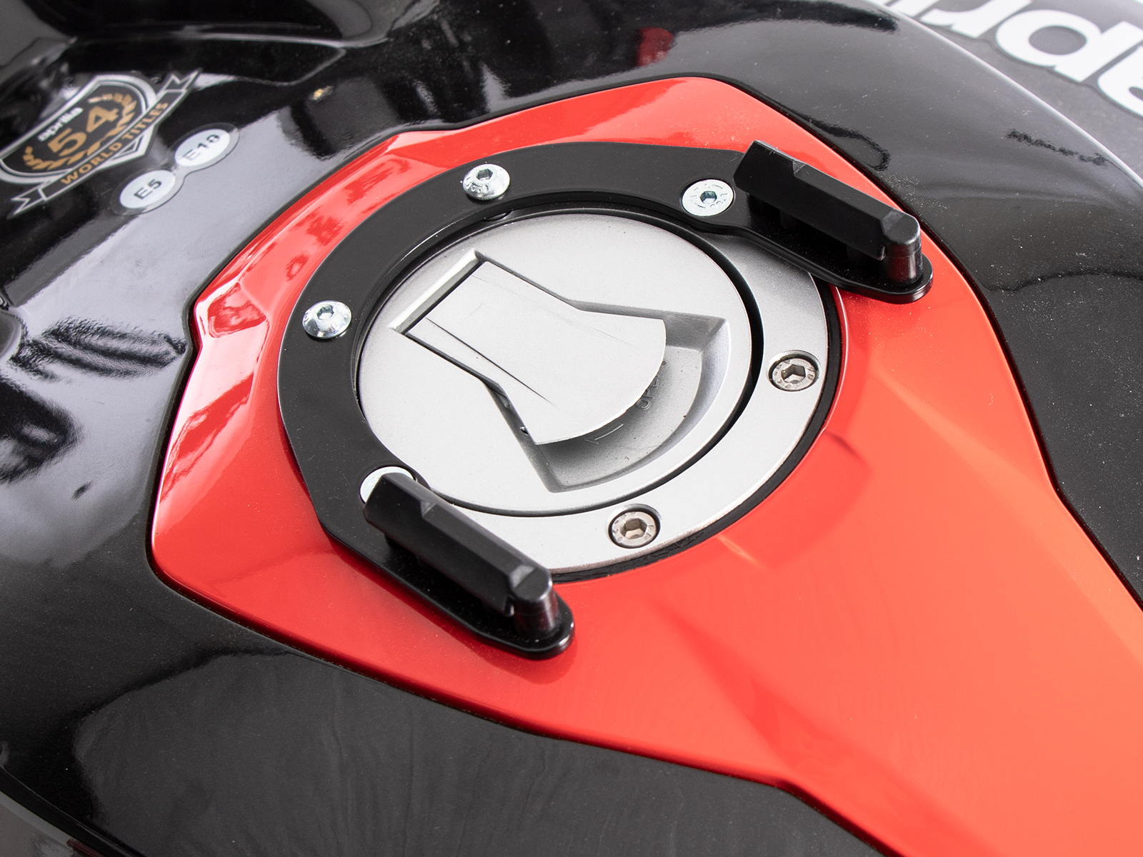 Anello serbatoio di base con blocco borsa serbatoio per Aprilia Tuono 457 (25- ) Hepco & Becker
