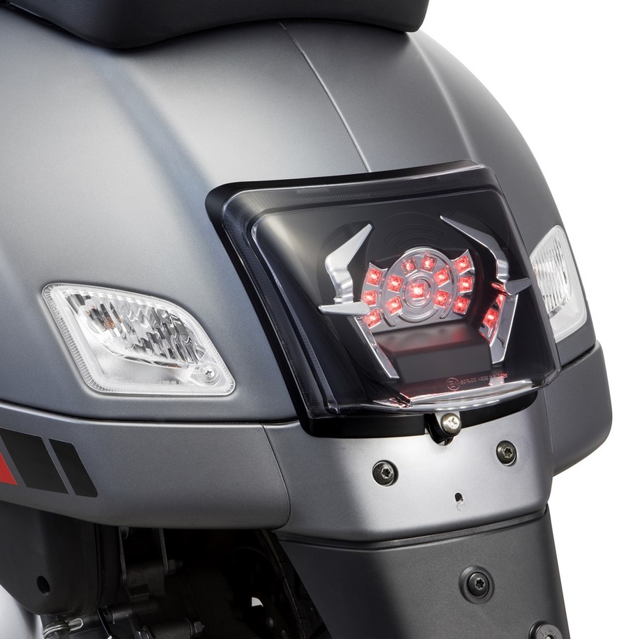 Trasformazione del fanale posteriore per Vespa GTS/GTS Super/GTV 125-300cc ('14-'18), nero opaco