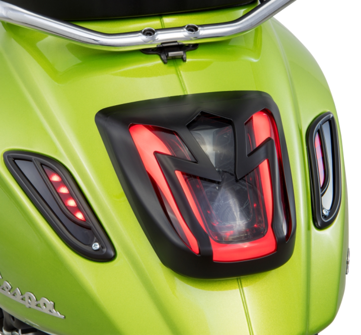 Griglia frecce destra/sinistra, posteriore per Vespa Primavera/​Sprint 50-150ccm 2T/​4T AC, nero opaco