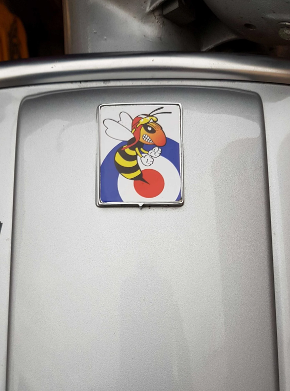 Emblema Vespa "Bersaglio vespa cattiva" a 4 angoli a cascata, blu/bianco/rosso