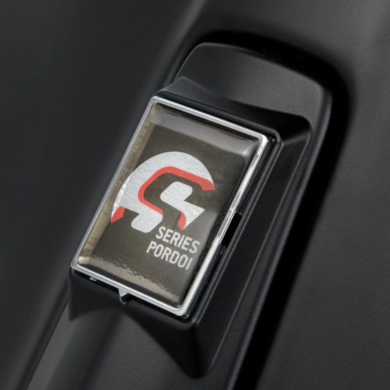 Emblema Vespa "SIP SERIES PORDOI" a 4 angoli a cascata, nero/argento
