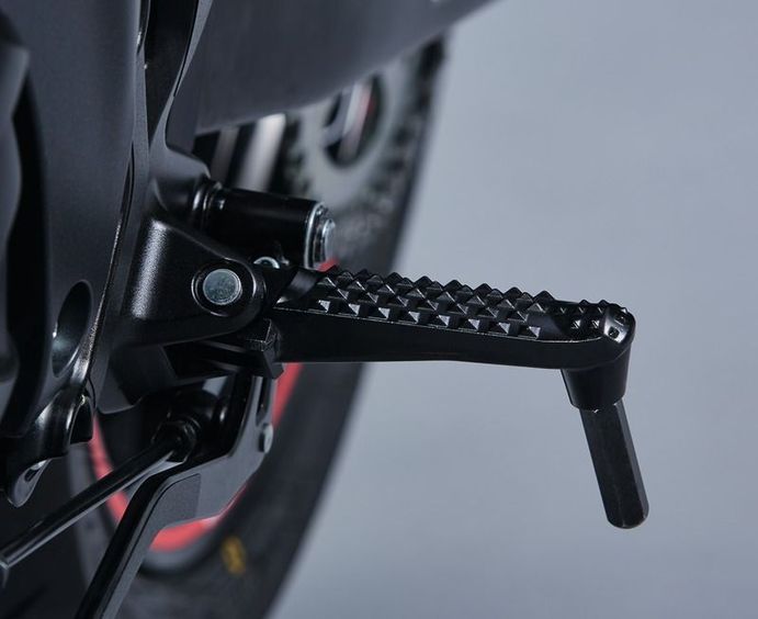 Poggiapiedi con staffa (lato sinistro) per Suzuki SV650 anno 2016-2017