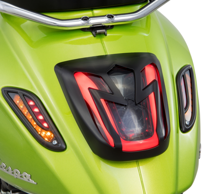 Griglia frecce destra/sinistra, posteriore per Vespa Primavera/​Sprint 50-150ccm 2T/​4T AC, nero opaco