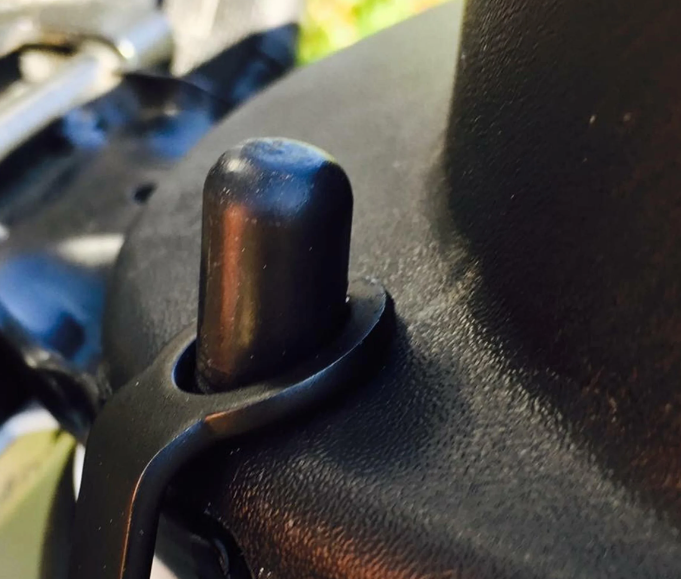 Gancio per casco, sotto la sella per Vespa, nero lucido