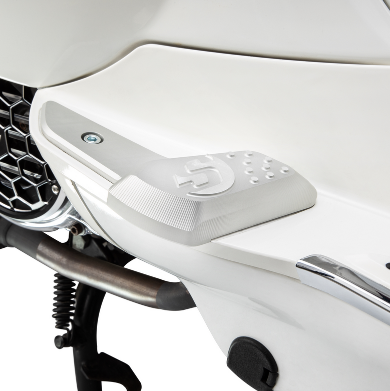 Poggiapiedi destro e sinistro per Vespa Primavera /Sprint 50-150ccm 2T/4T AC, argento opaco