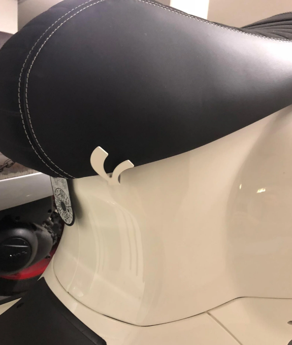 Gancio per casco, sotto la sella per Vespa, argento