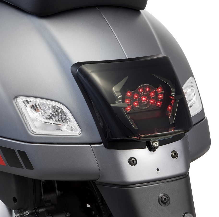 Trasformazione fanale posteriore per Vespa GTS/GTS Super/GTV 125-300cc ('14-'18), nero lucido