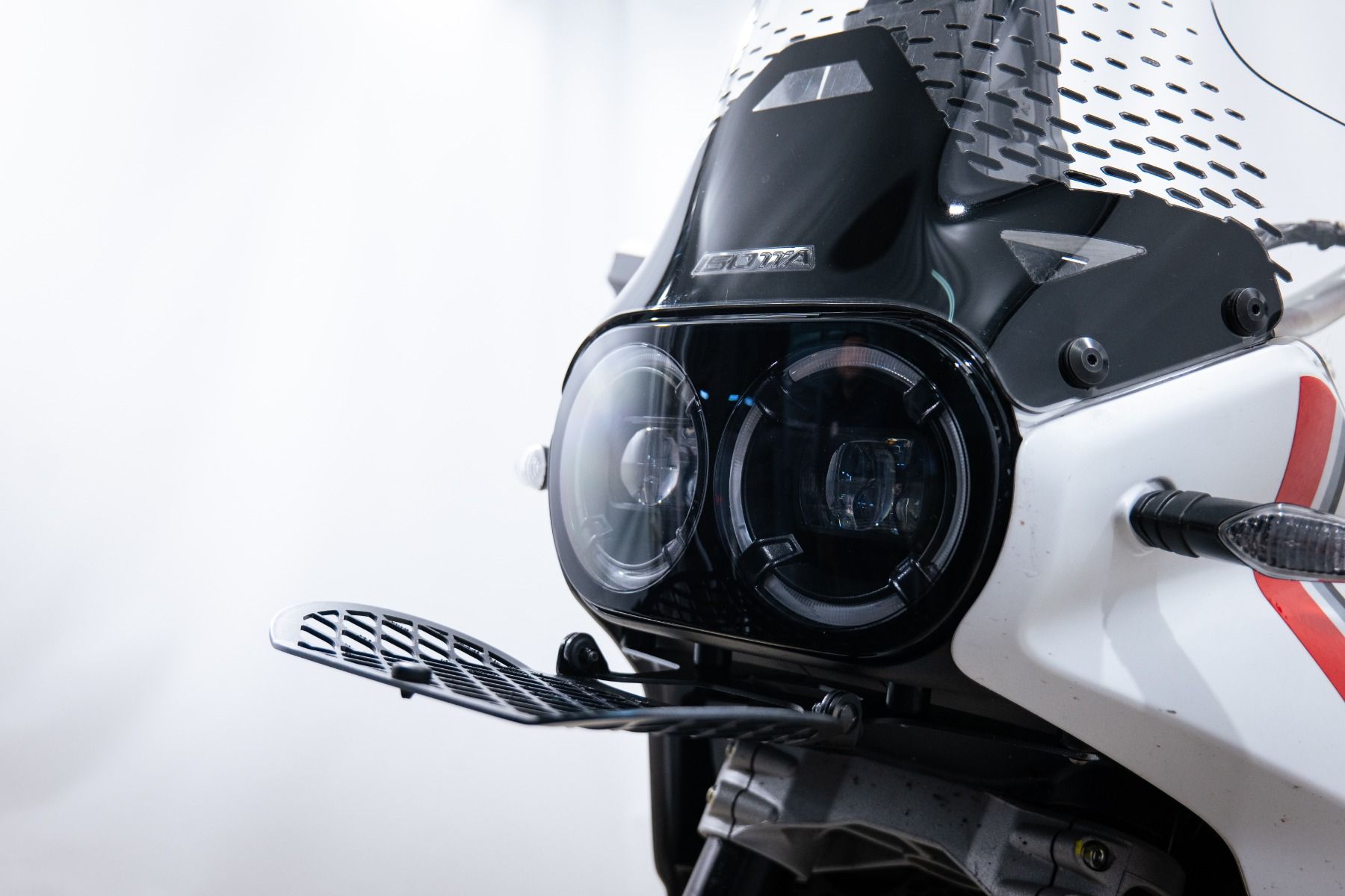 Griglia di protezione del faro per Ducati DesertX, nera