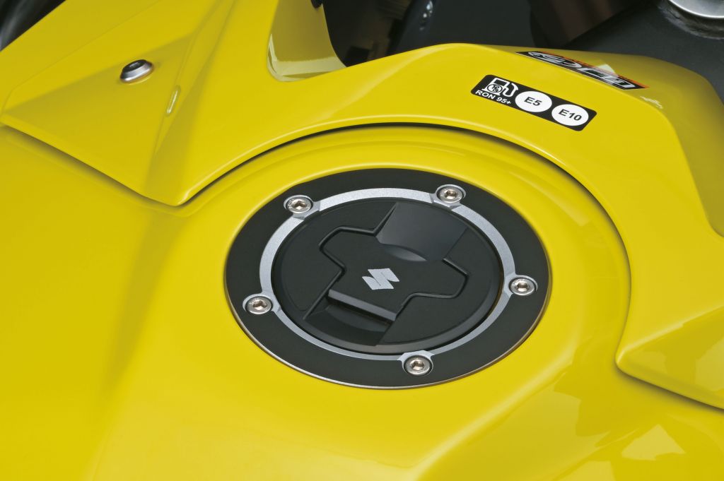 Protezione tappo serbatoio carburante (nero) Suzuki GSX-8S / VStom 800 2023- Accessori originali