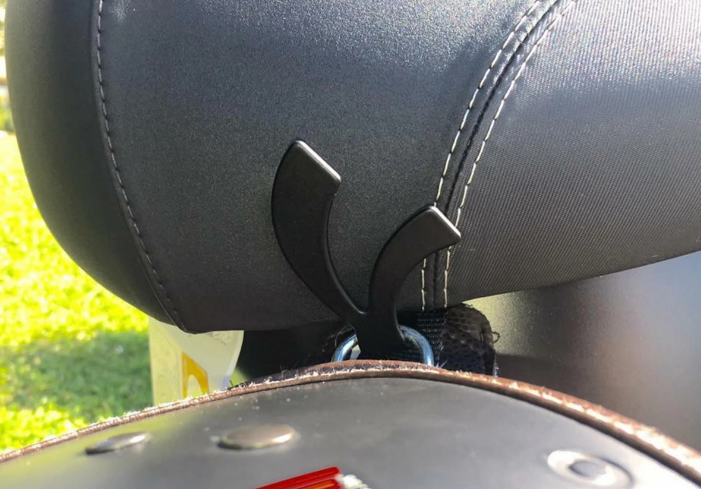 Gancio per casco, sotto la sella per Vespa, nero lucido