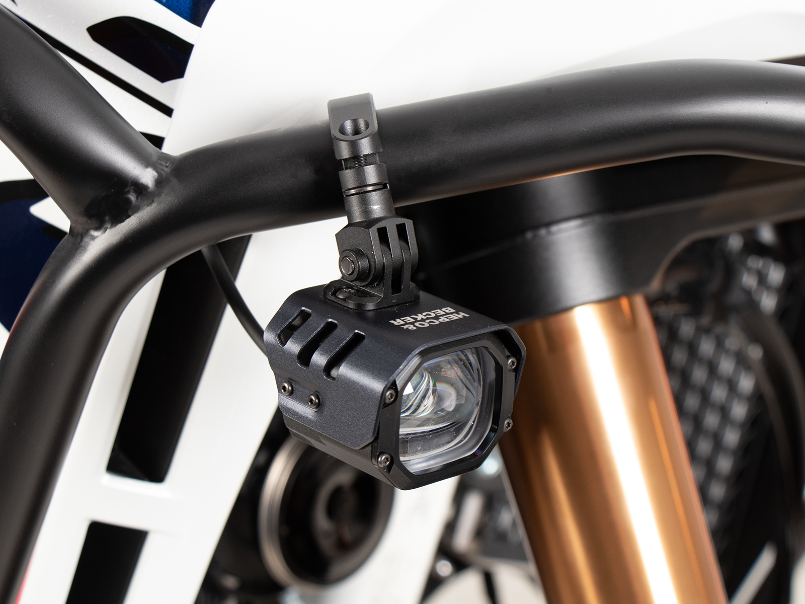 Faro ausiliario a LED Nova con montaggio universale per tubo Ø25-32mm Hepco & Becker