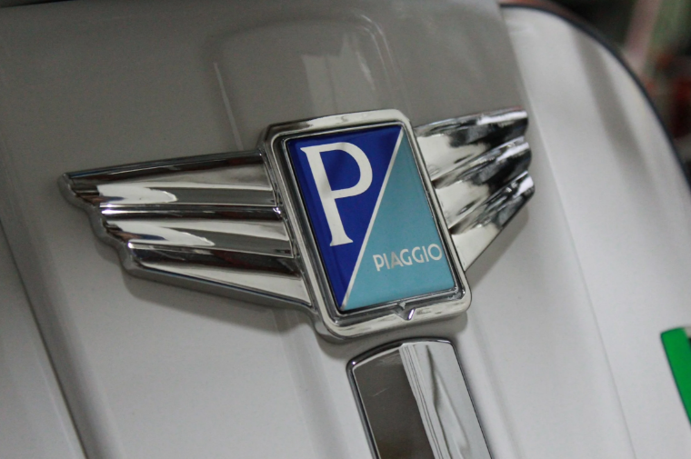 Aletta di rifinitura a cascata per emblema PIAGGIO quadrato, Mark II, per Vespa, plastica, cromo