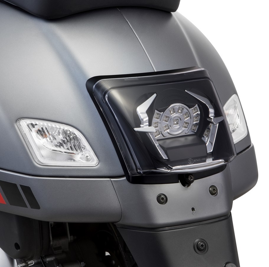 Trasformazione fanale posteriore per Vespa GTS/GTS Super/GTV 125-300cc ('14-'18), nero lucido