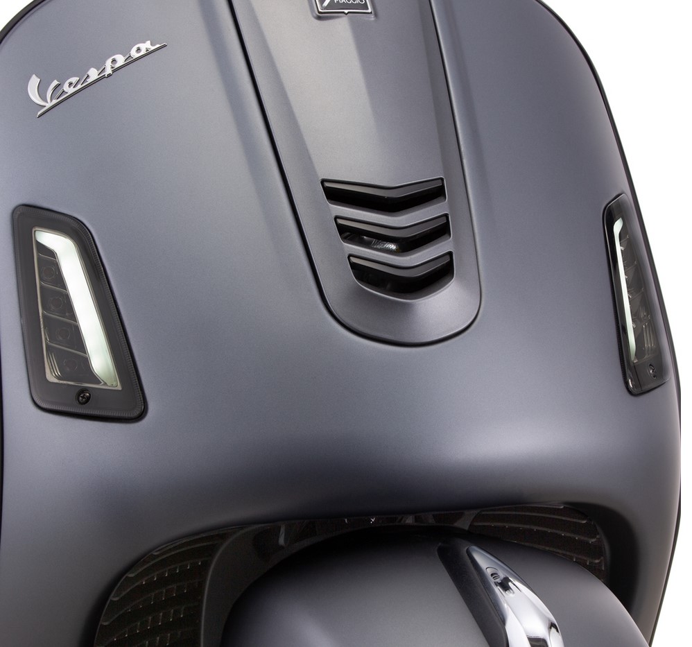 Kit indicatori di direzione anteriori destro/sinistro per Vespa GTS/GTS Super/GTV 125-300cc ('14-), colorati