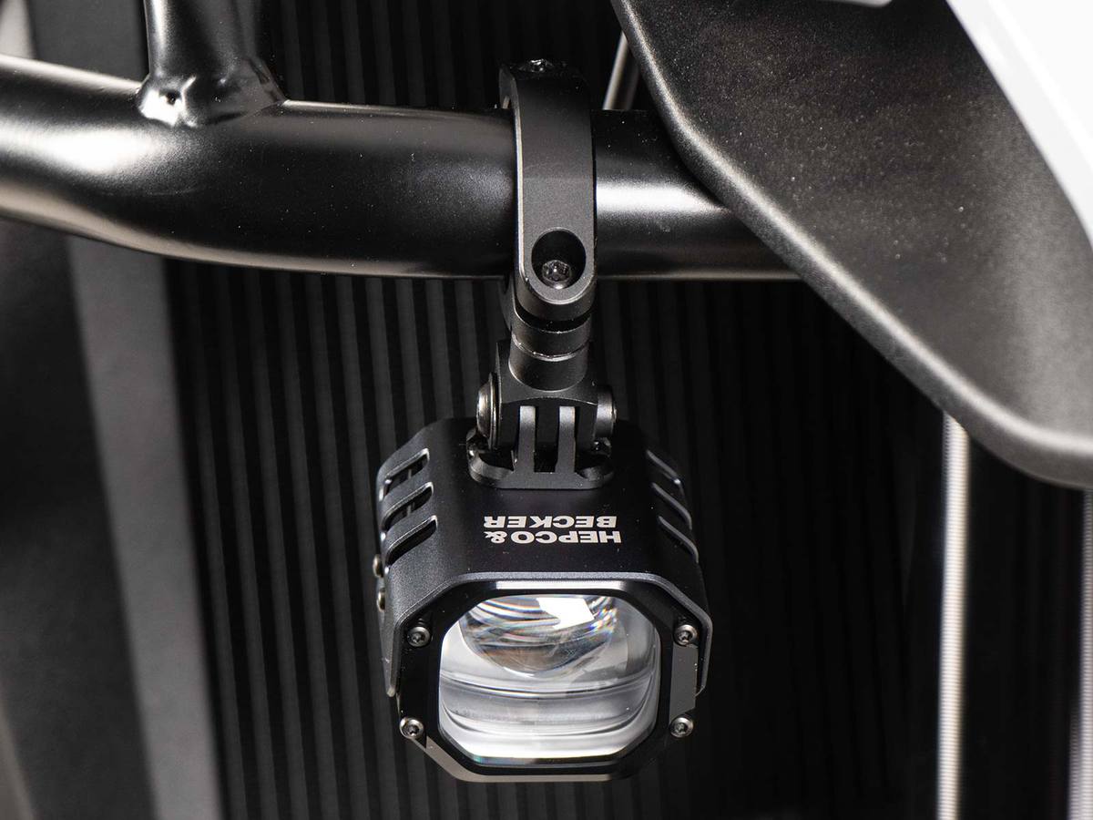 Faro ausiliario a LED Nova con montaggio universale per tubo Ø18-25mm Hepco & Becker