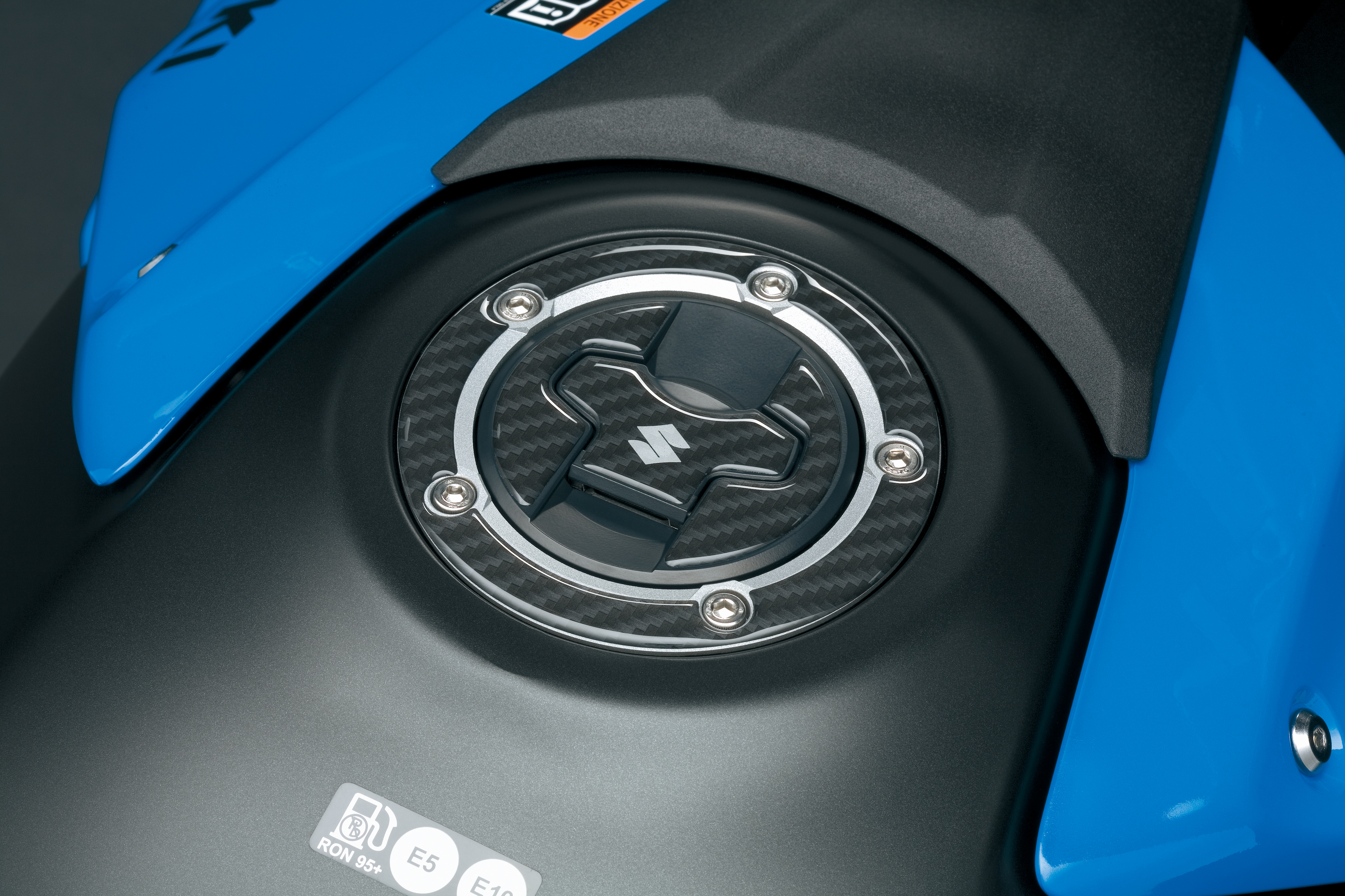 Protezione tappo serbatoio (carbonio) Suzuki GSX-8S / V-Stom 800 2023- Accessori originali
