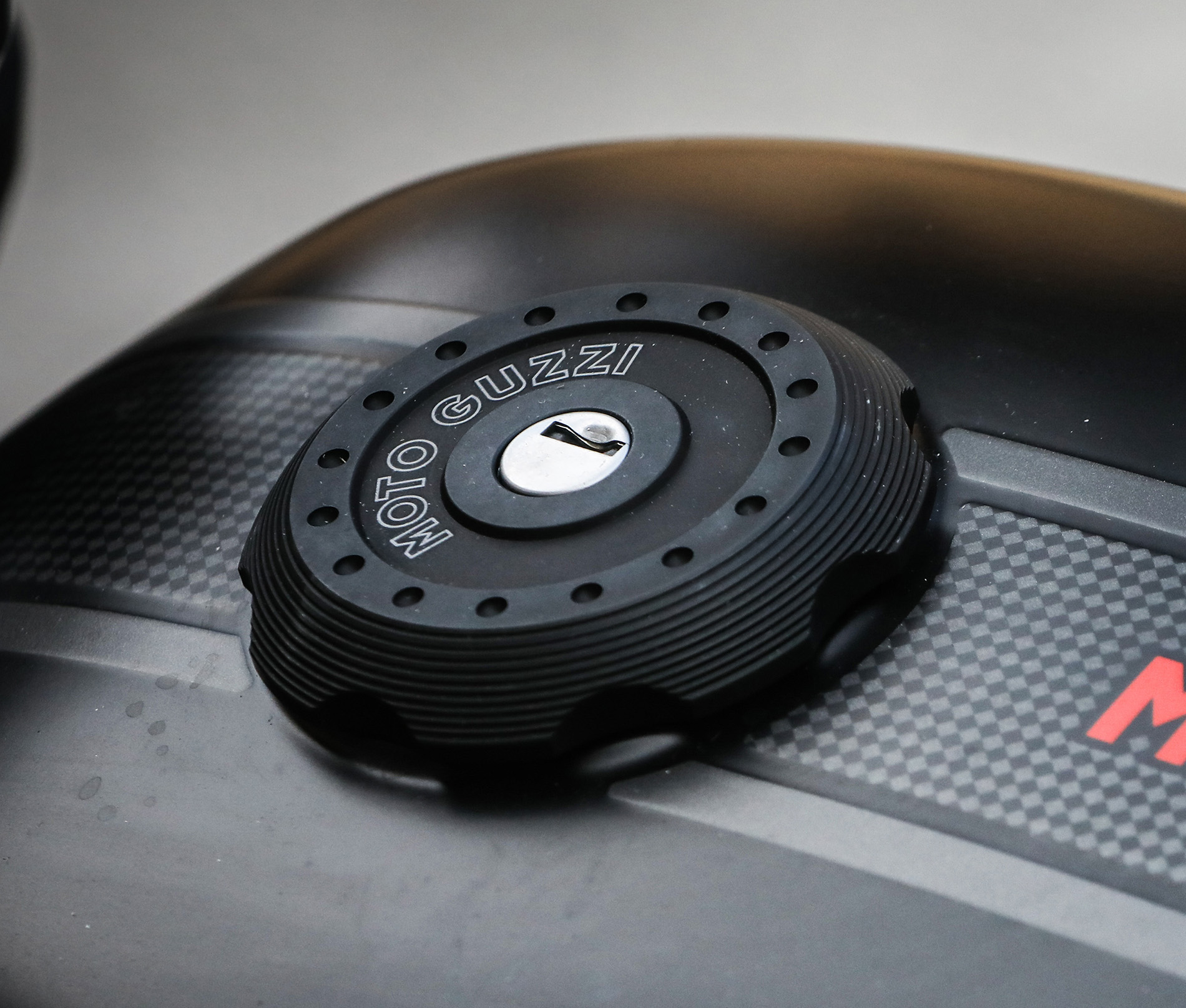 Coperchio per tappo serbatoio, alluminio nero per Moto Guzzi V7 III / V7 850