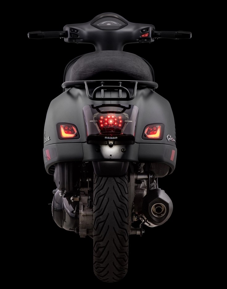 Kit indicatori di direzione posteriori destro/sinistro per Vespa GTS/GTS Super/GTV 125-300cc ('14-), oscurati