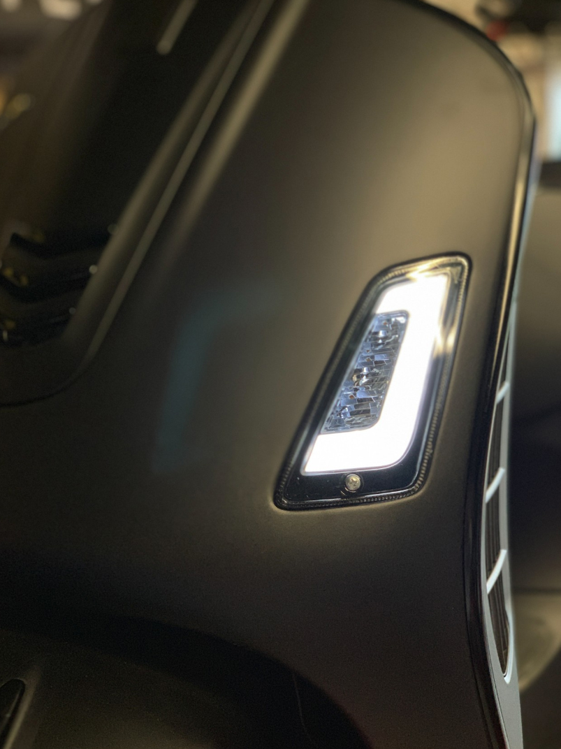 Set di indicatori di direzione anteriori a LED, colorati per Vespa GT, GTL, GTV, GTS 125-300 (2014-2018)