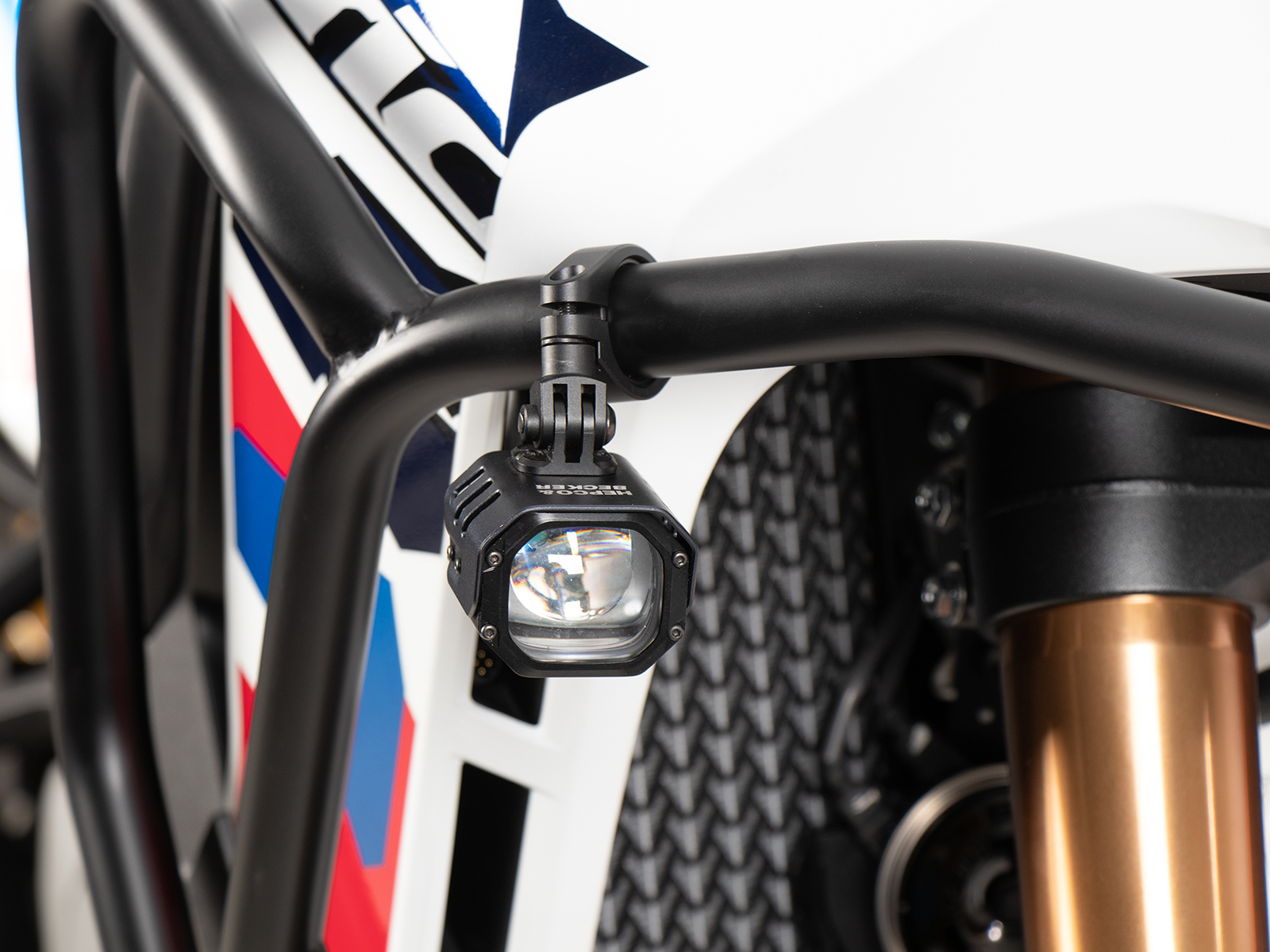 Faro ausiliario a LED Nova con montaggio universale per tubo Ø18-25mm Hepco & Becker