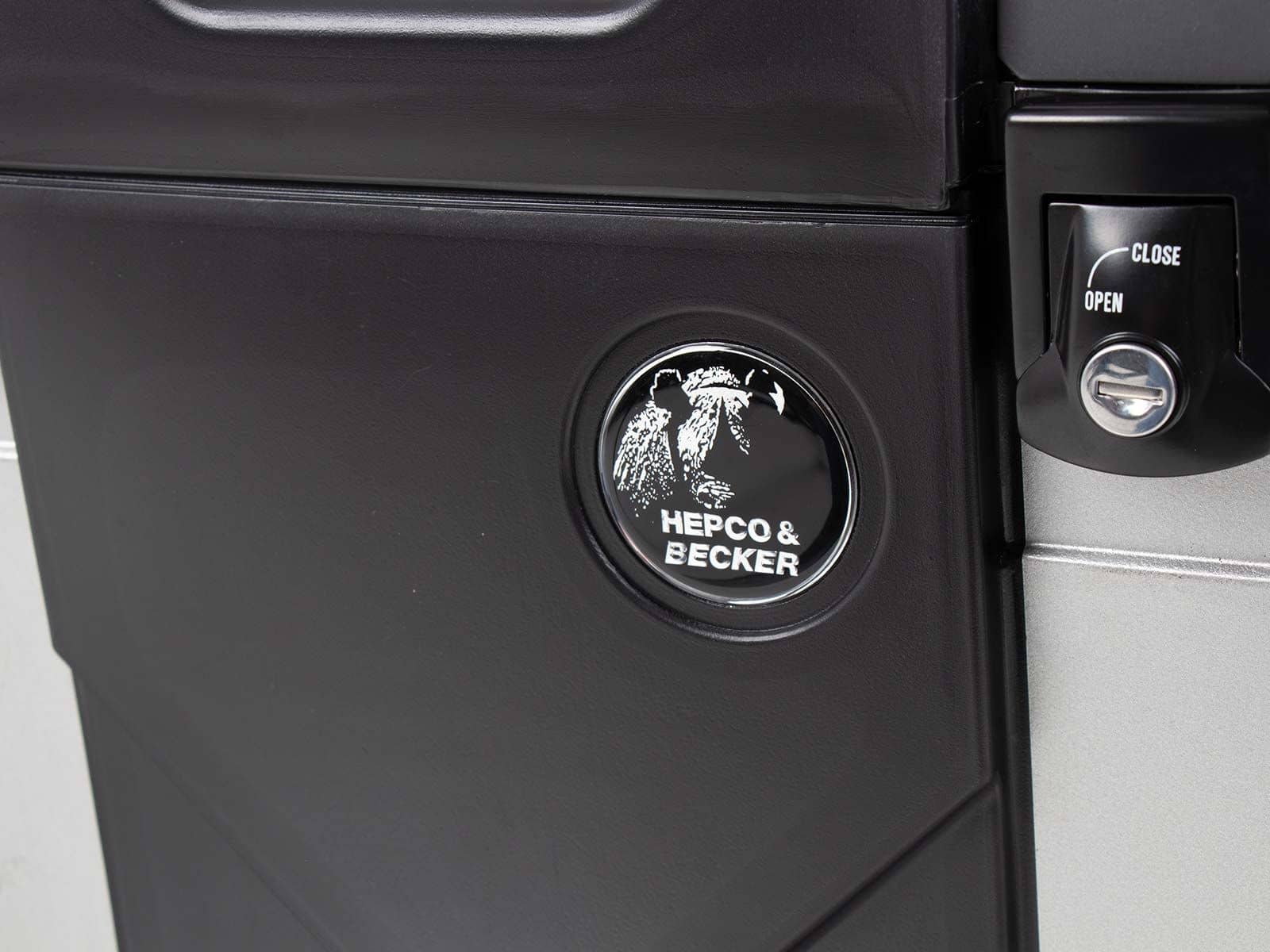 Set di valigie Gobi Black Edition con gancio per bagagli Hepco & Becker