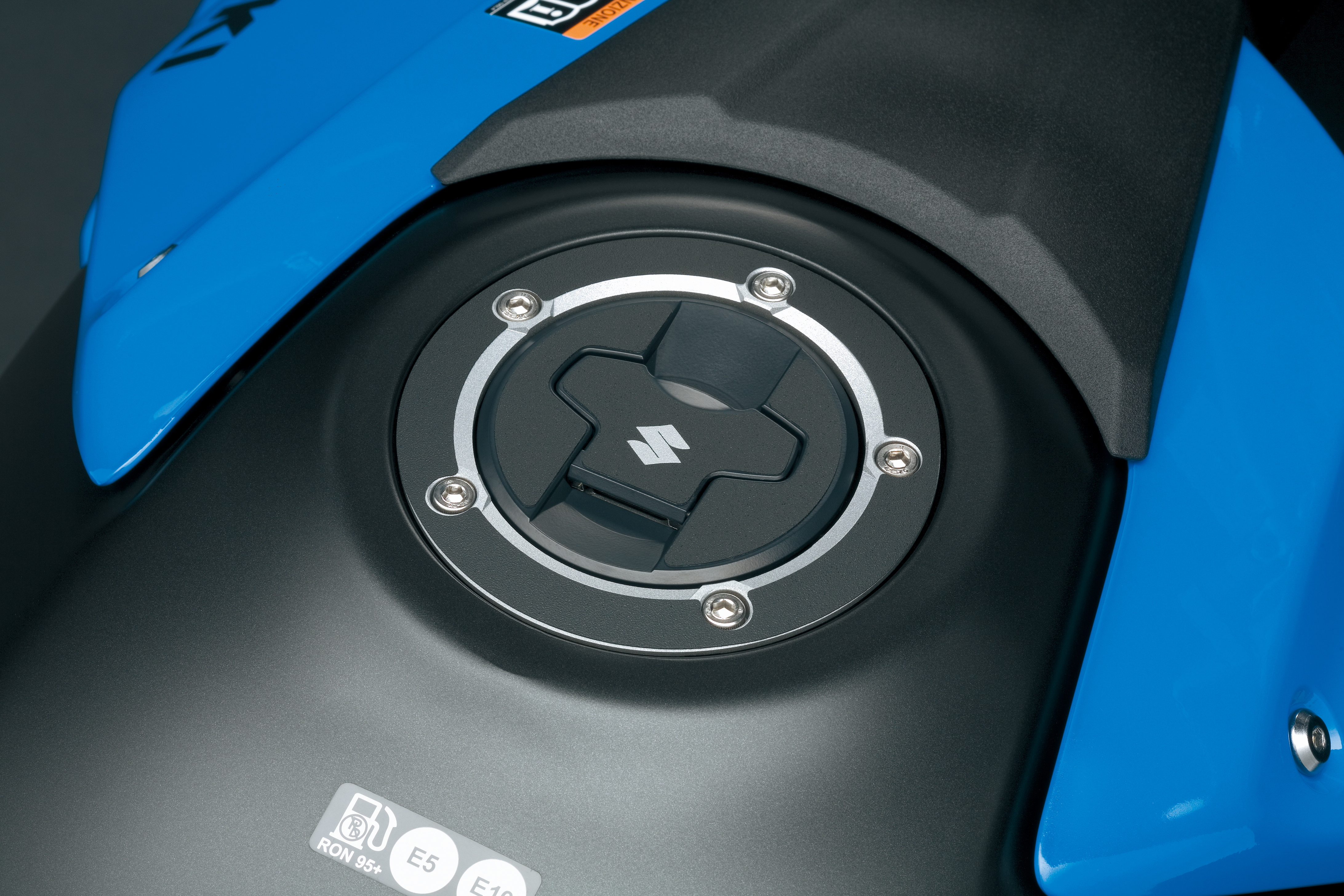 Protezione tappo serbatoio carburante (nero) Suzuki GSX-8S / VStom 800 2023- Accessori originali