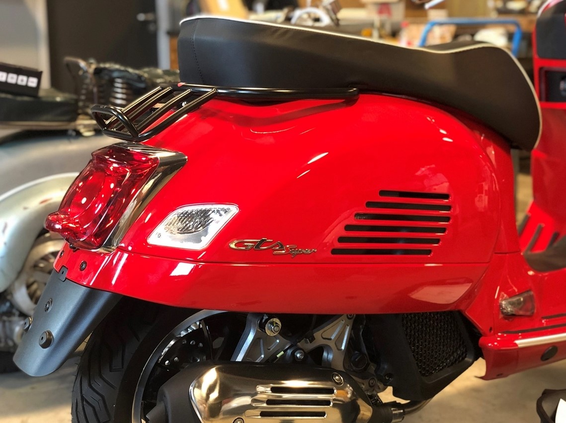 Portapacchi / maniglione passeggero posteriore 70s per Vespa GTS/GTV/GT 125-300ccm 4T LC, nero lucido