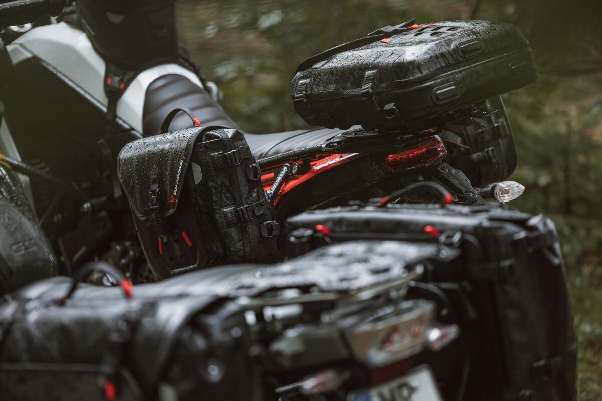 SW-Motech SysBag WP M con piastra di adattamento destra per Honda XL 750 Transalp (23-) SW-Motech