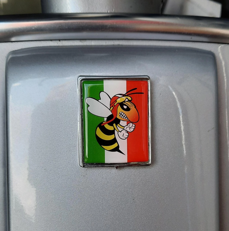 Emblema Vespa "vespa arrabbiata" a 4 angoli a cascata, verde/bianco/rosso
