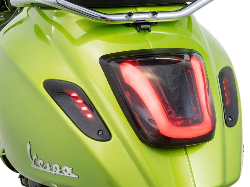 Fanale posteriore MK II colorato per Vespa Primavera/​Sprint 50-150ccm, bordo - nero lucido