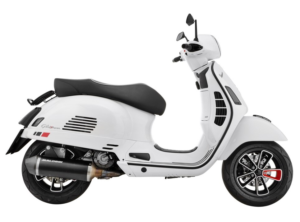Trasformazione fanale posteriore per Vespa GTS/GTS Super/GTV 125-300cc ('14-'18), nero lucido
