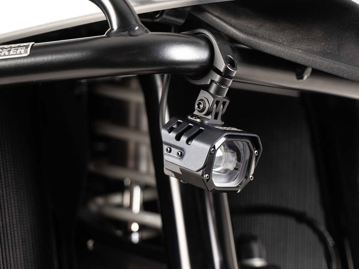 Faro ausiliario a LED Nova con montaggio universale per tubo Ø18-25mm Hepco & Becker