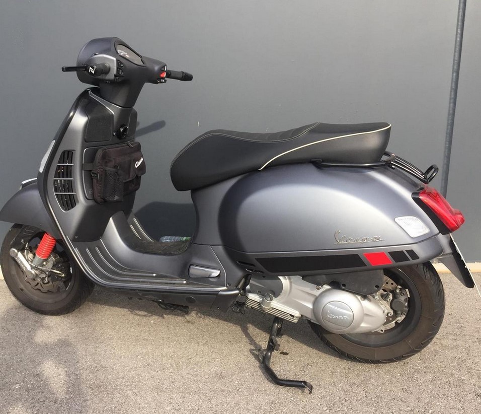 Portapacchi / maniglione passeggero posteriore 70s per Vespa GTS/GTV/GT 125-300ccm 4T LC, nero lucido