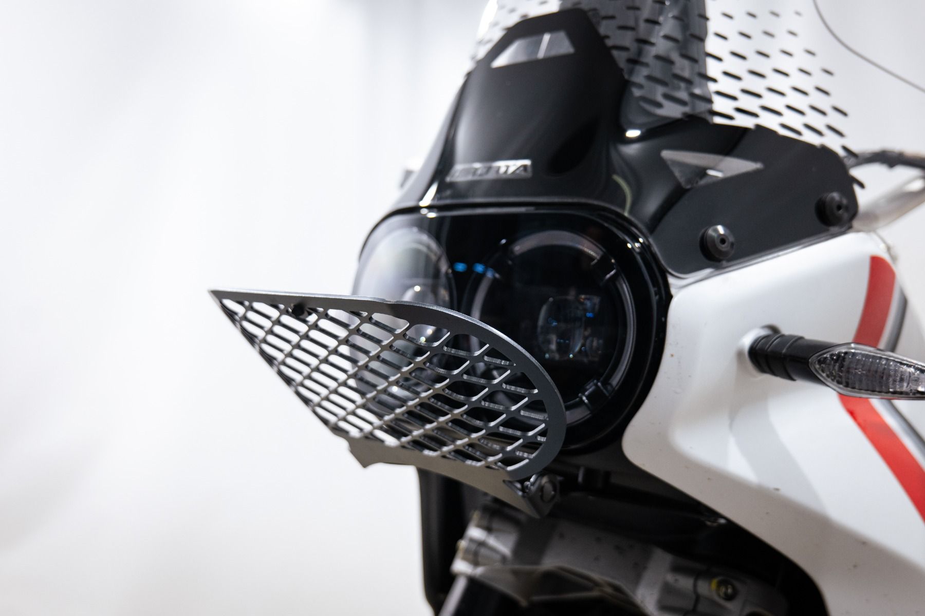 Griglia di protezione del faro per Ducati DesertX, nera
